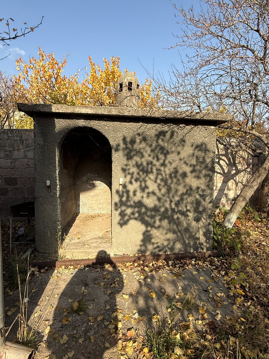 Separate tonratun building on the grounds, current condition